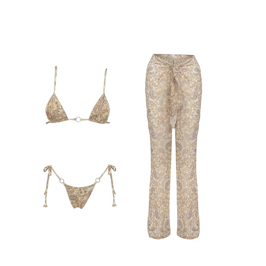 Un rêve de sable et de lumière. Le motif subtil beige doré épouse la peau comme une caresse d'été. Parfait pour passer de la plage au dîner sans jamais changer de tenue.

