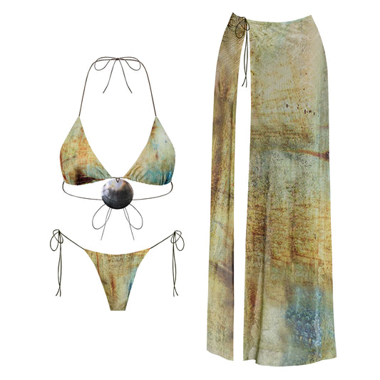 SEREIA – Ensemble Bikini & Pantalon Bohème

"Sereia " - veut dire sirène en portugais – une créature libre, féminine, naturelle, liée à la mer et au mystère.)  

Glissez vous dans la magie d’un été infini avec l'ensemble SEREIA.
Ce bikini triangle à liens ajustables, accompagné d'un pantalon fluide semi-transparent, sublime naturellement toutes les silhouettes.
Son imprimé doux et organique évoque les mouvements de l’eau et la liberté des sirènes modernes.

