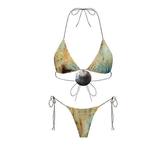 SEREIA –  Bikini deux pièce Bohème 
  
"Sereia" veut dire sirène en portugais – une créature libre, féminine, naturelle, liée à la mer et au mystère.) 

Glissez vous dans la magie d’un été infini avec l'ensemble SEREIA.
Ce bikini triangle à liens ajustables, accompagné d'un pantalon fluide semi-transparent, sublime naturellement toutes les silhouettes.
Son imprimé doux et organique évoque les mouvement
