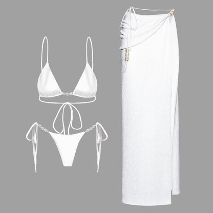  ZAFIRA BIANCA PERLA
L'élégance à l’état pur.
ZAFIRA BIANCA PERLA est une invitation au luxe discret, un bikini blanc éclatant orné de perles nacrées pour sublimer toutes les carnations.

Son haut triangle classique épouse les formes avec délicatesse, tandis que le bas noué dévoile subtilement la silhouette.
Parfait pour une escapade en bord de mer, une pool party raffinée ou un moment de détente sous le soleil, ce modèle incarne la grâce et la féminité intemporelle.
✨ Détails perles pour une touche bijoux
