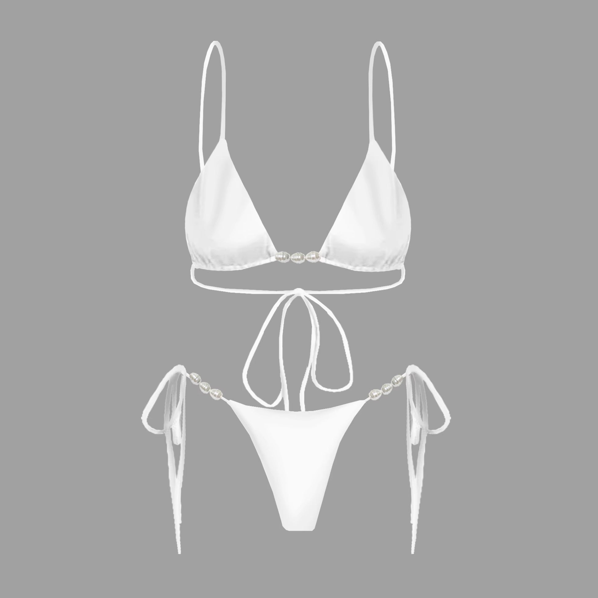 ZAFIRA BIANCA PERLA - Ensemble 2 pièces 
L'élégance à l’état pur.

ZAFIRA BIANCA PERLA est une invitation au luxe discret, un bikini blanc éclatant orné de perles nacrées pour sublimer toutes les carnations.

Son haut triangle classique épouse les formes avec délicatesse, tandis que le bas noué dévoile subtilement la silhouette.
Parfait pour une escapade en bord de mer, une pool party raffinée ou un moment de détente sous le soleil, ce modèle incarne la grâce et la féminité intemporelle.
