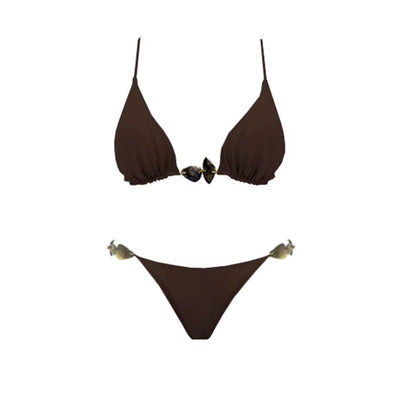 🌑 ZAFIRA ÉCLIPSE – Ensemble 2 pièces chocolat & bijoux

Quand le jour touche la nuit, la féminité s’élève.
Avec sa teinte chocolat profond et ses bijoux sombres comme une pierre d’onyx, l’ensemble ZAFIRA ÉCLIPSE incarne l’élégance mystérieuse.
Idéal pour une escapade de fin de journée, un dîner sur la plage, ou un moment rien qu’à vous.

