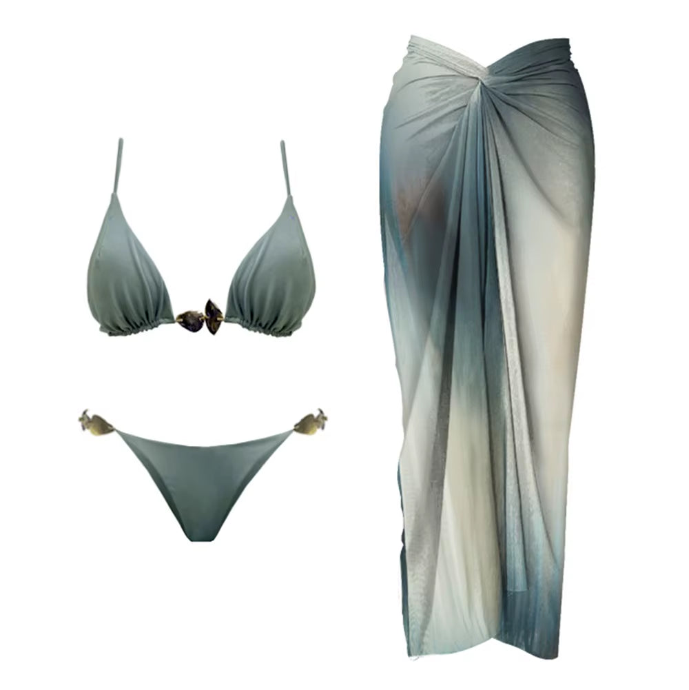 🌊 ZAFIRA OASIS – Ensemble 3 pièces vert d’eau & paréo dégradé

Comme un souffle venu des lagons, doux et rafraîchissant.
ZAFIRA OASIS séduit par sa nuance verte aquatique et son paréo fluide au dégradé subtil. Parfait pour une journée paisible entre ciel, mer et sable blanc.
✨ Détails :
Haut triangle ajustable avec bijou central
Bas à nouer, coupe flatteuse
Paréo long semi-transparent avec effet dégradé
Matière respirante et ultraconfortable
