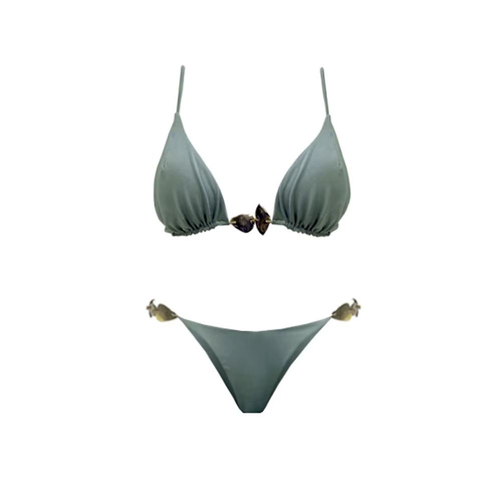 🌊 ZAFIRA OASIS – Ensemble 2 pièces vert d’eau 

Comme un souffle venu des lagons, doux et rafraîchissant.
ZAFIRA OASIS séduit par sa nuance verte aquatique et son paréo fluide au dégradé subtil. Parfait pour une journée paisible entre ciel, mer et sable blanc.
✨ Détails :
Haut triangle ajustable avec bijou central
Bas à nouer, coupe flatteuse
Paréo long semi-transparent avec effet dégradé
Matière respirante et ultraconfortable
