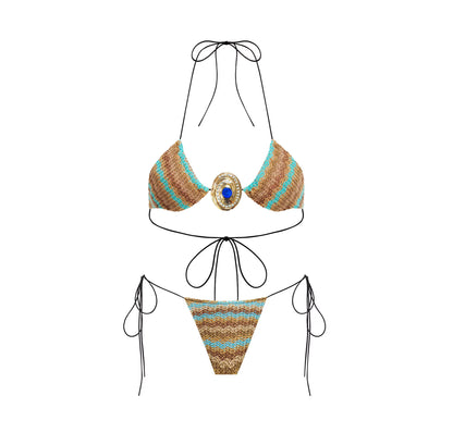 🌞 ZAFIRA SOLÈNE – Ensemble 2 pièces crochet & bijou solaire

Liberté, chaleur et sensualité dans un seul regard.
Inspiré des paysages du sud, ZAFIRA SOLÈNE mêle l’authenticité du crochet à la lumière d’un bijou central bleu profond. Un ensemble parfait pour danser au soleil, rêver sur le sable, et rayonner sans effort.
✨ Détails :
Haut crocheté avec bijou central
Bas triangle à liens réglables
Pantalon assorti style bohème chic
Tissu léger, texturé, doux sur la peau

